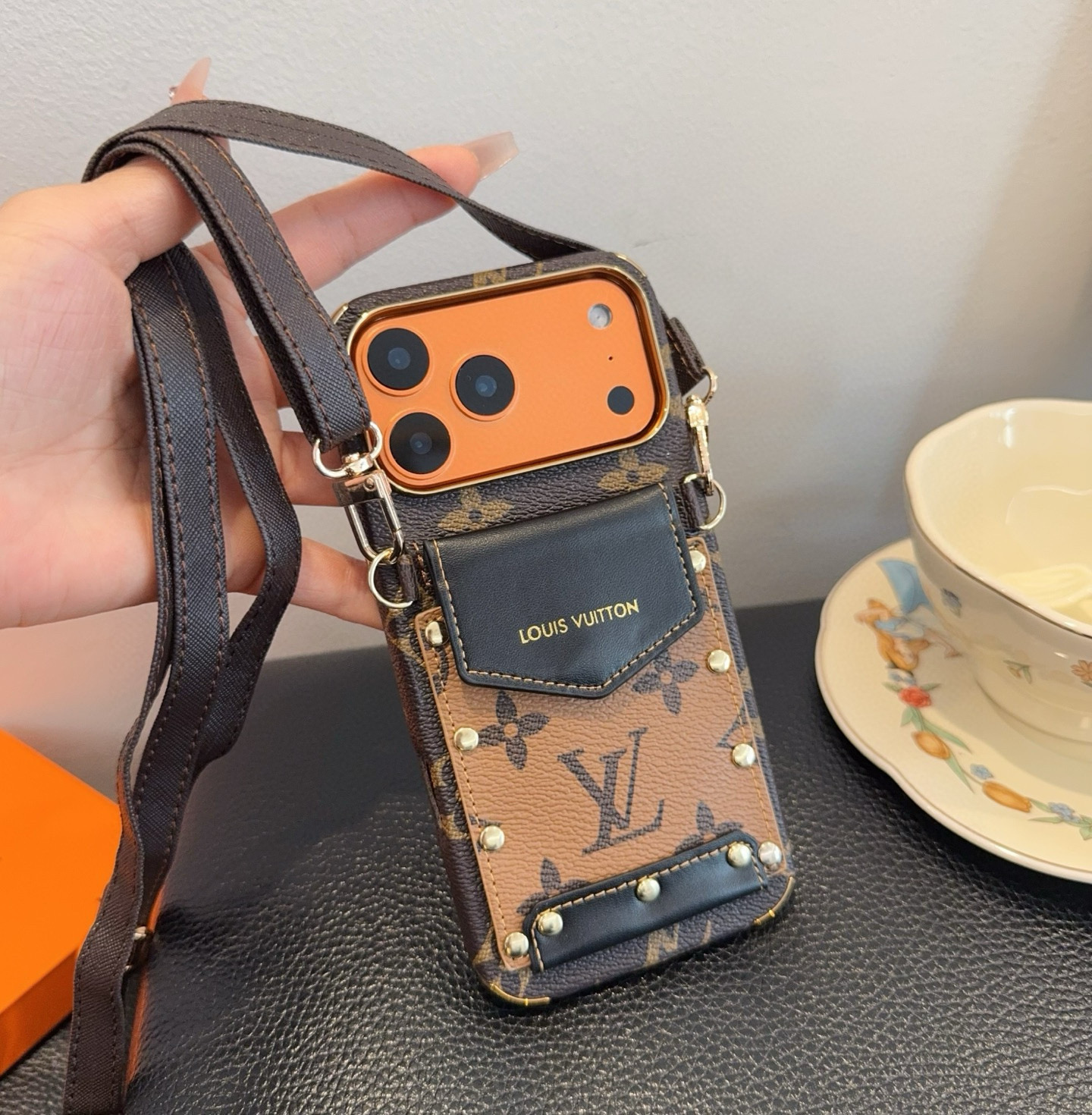 高級カードホルダー付きスマホケース、おしゃれなクロスボディiPhoneケース