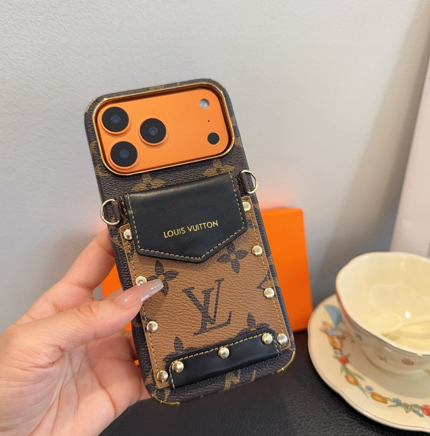 高級カードホルダー付きスマホケース、おしゃれなクロスボディiPhoneケース