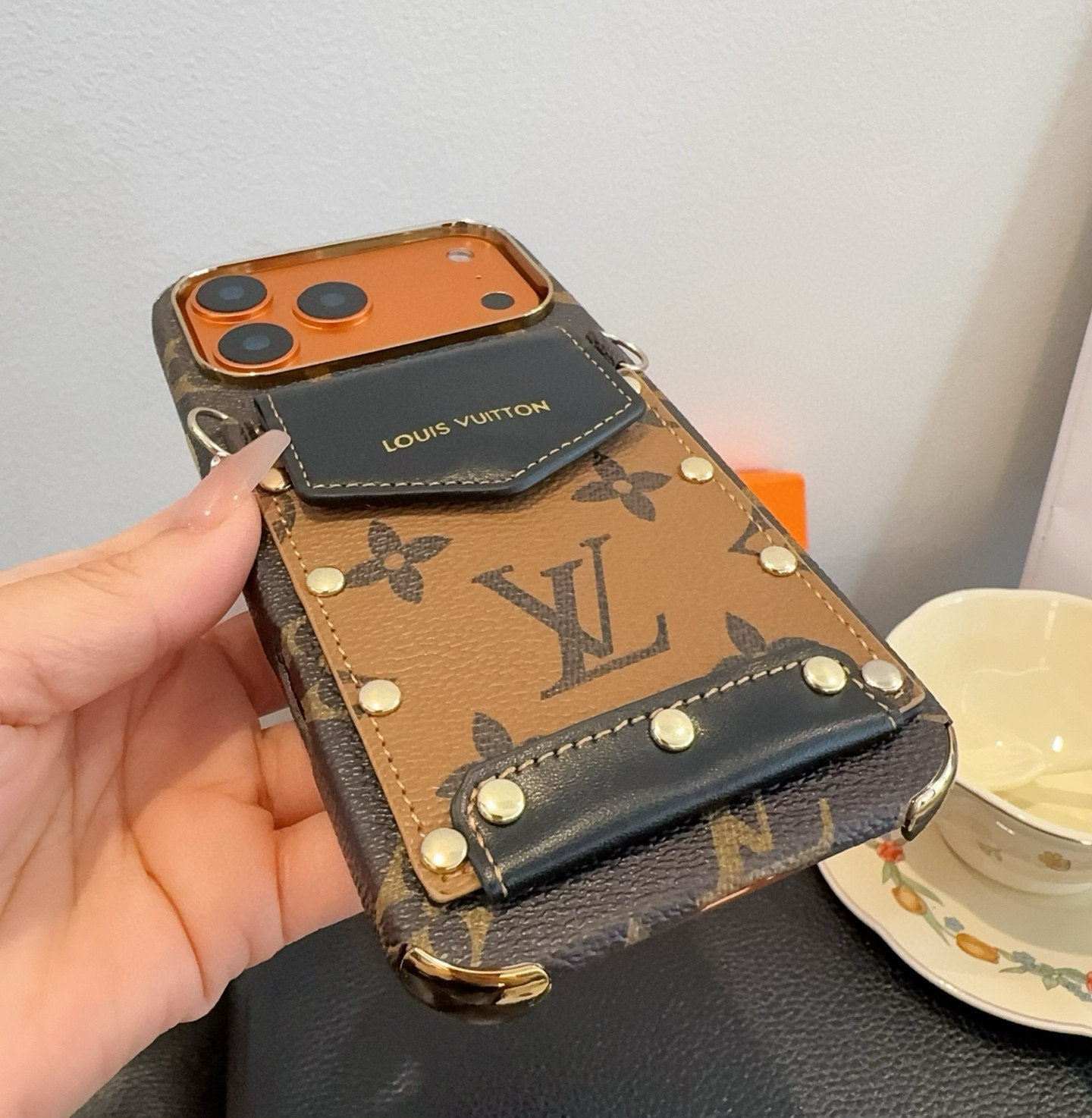 高級カードホルダー付きスマホケース、おしゃれなクロスボディiPhoneケース