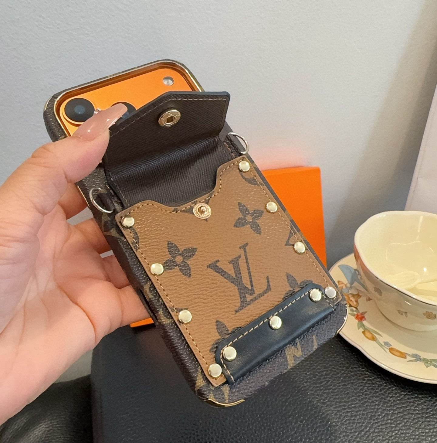 高級カードホルダー付きスマホケース、おしゃれなクロスボディiPhoneケース