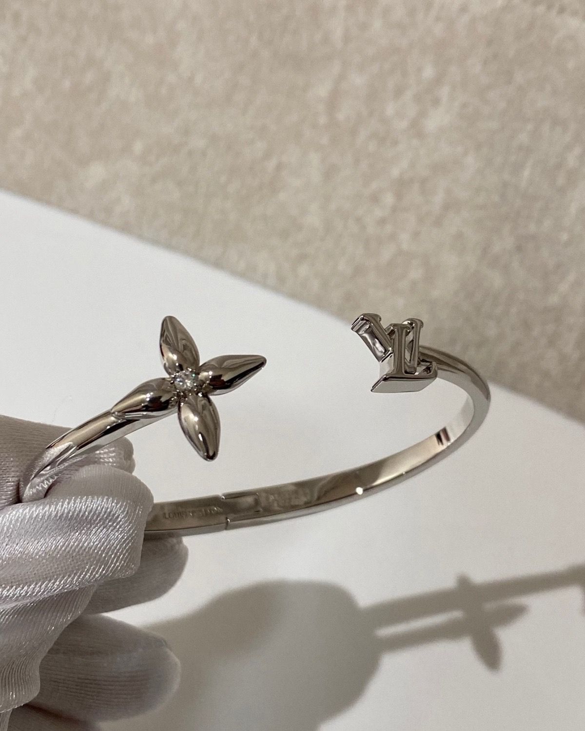 シンプルでスタイリッシュなブレスレット エレガントで控えめな高級ファッションジュエリー