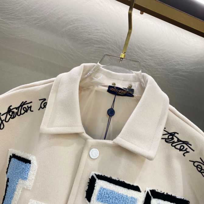 『M-XL』新品・高品質 バックス・バニー パッチワークデザイン アルファベット＆キャラクター刺繍入りスタジャン