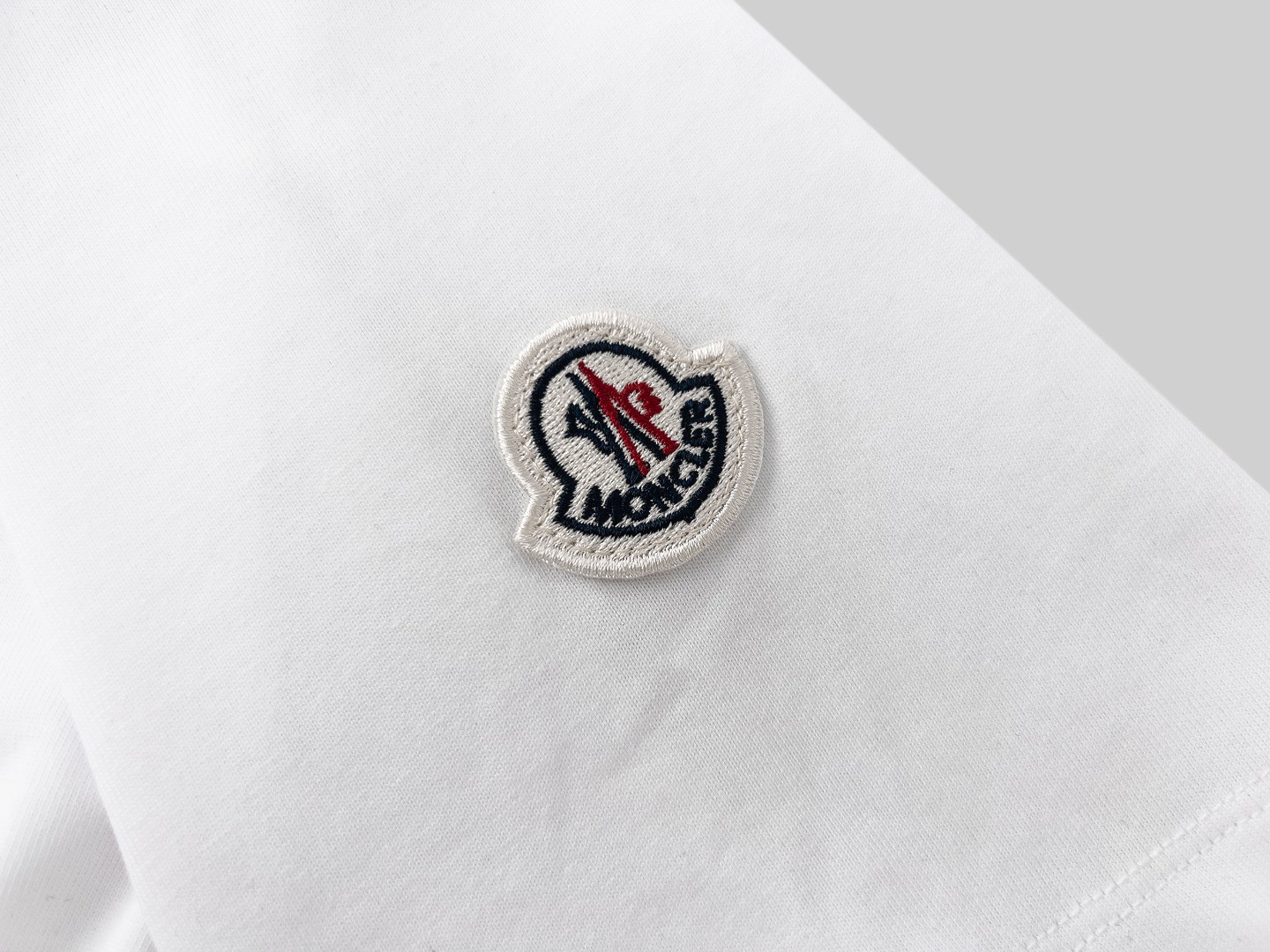 【Moncler 】（モンクレール）半袖Tシャツ 男女兼用、ご好評に付き再入荷！