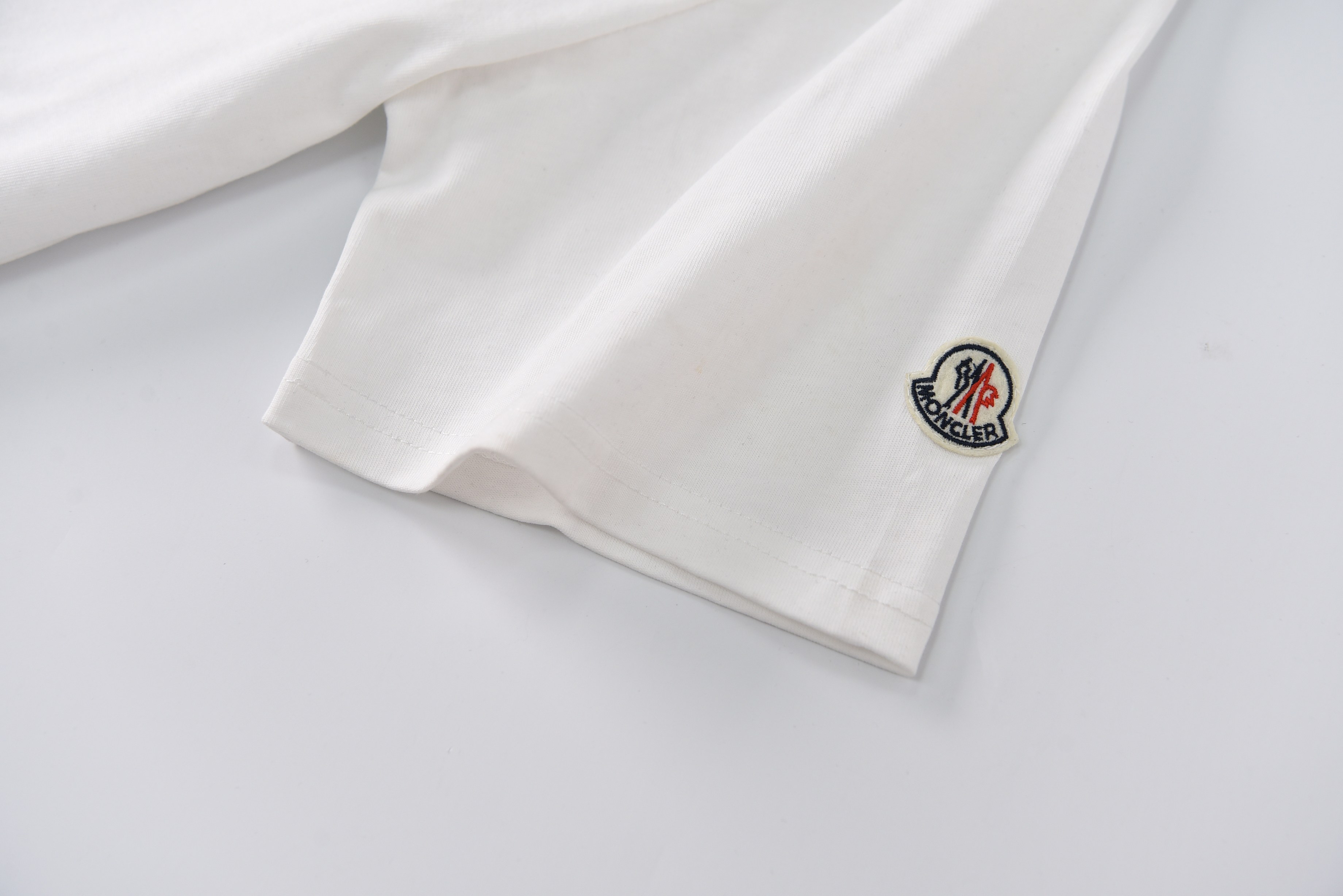 【Moncler 】（モンクレール）半袖Tシャツ 男女兼用、ご好評に付き再入荷！