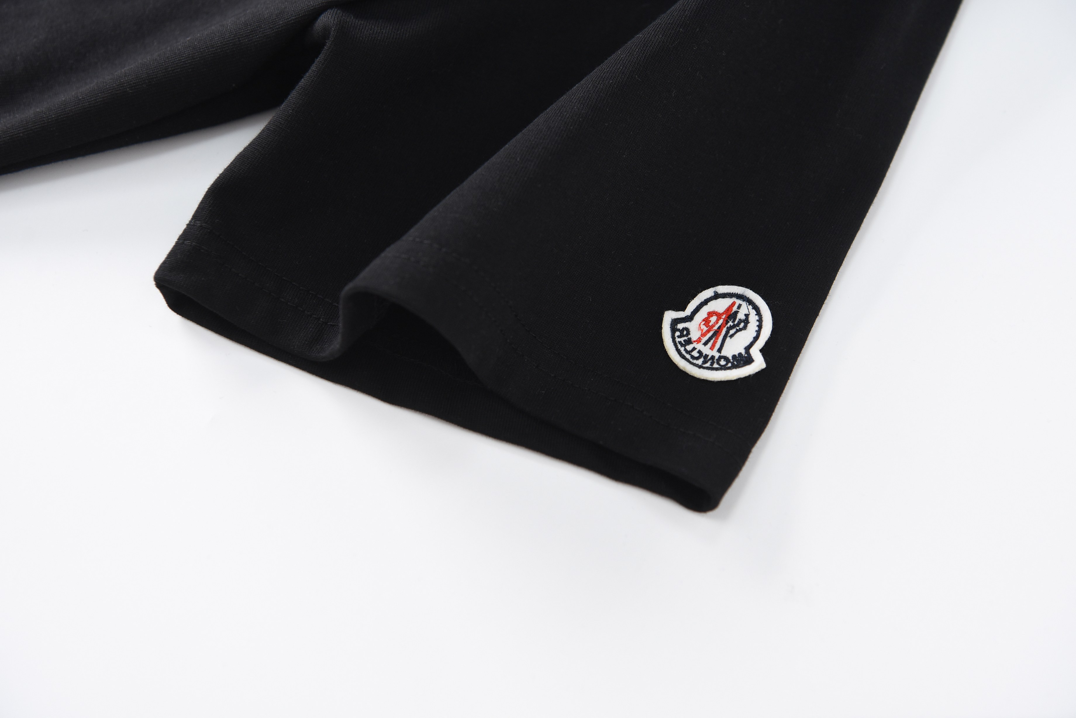【Moncler 】（モンクレール）半袖Tシャツ 男女兼用、ご好評に付き再入荷！