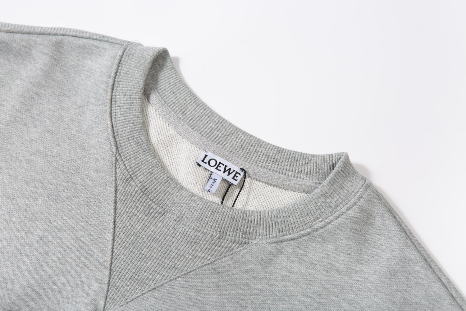 『XS-L』ユニセックスのクルーネックのスウェットシャツ。ゆったりとした着心地で、高品質です