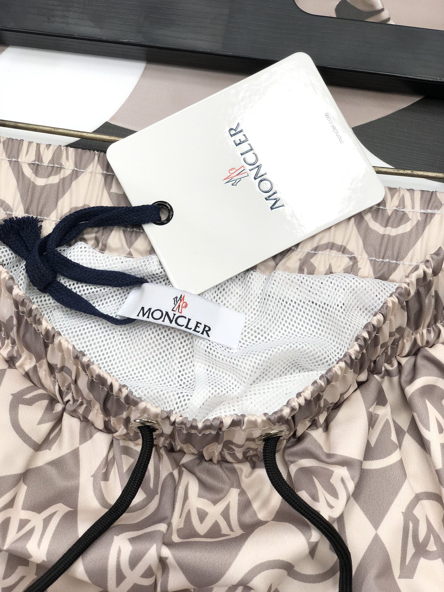 【MONCLER旗艦店】モンクレール 半ズボン ご好評に付き再入荷！