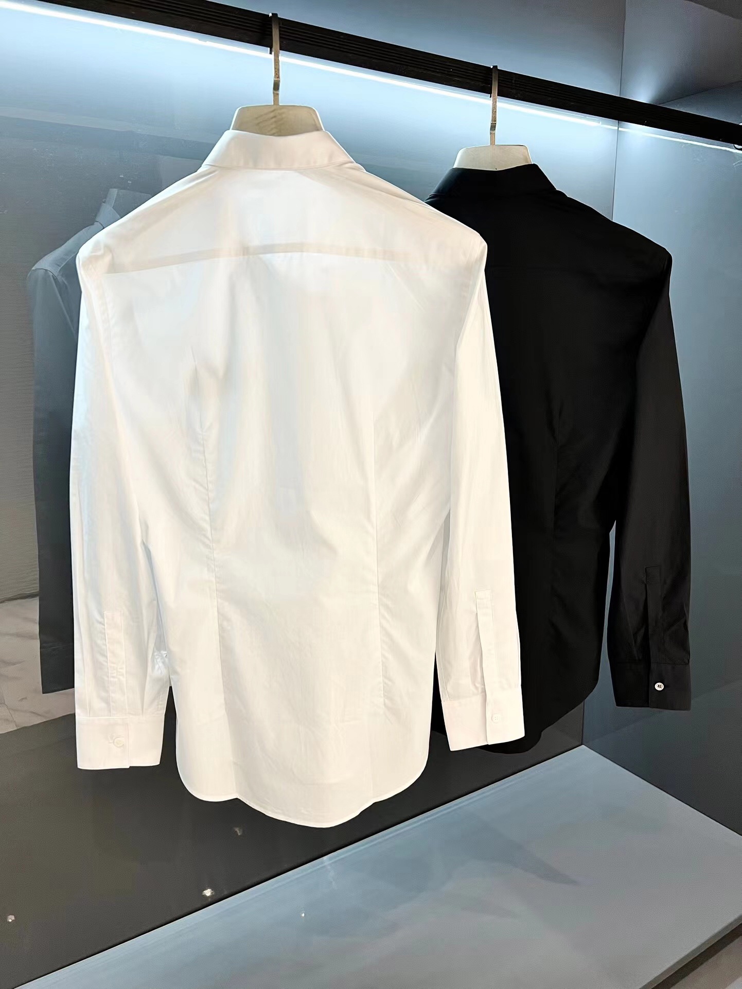 【MONCLER】（モンクレール）長袖シャツ、ご好評に付き再入荷！