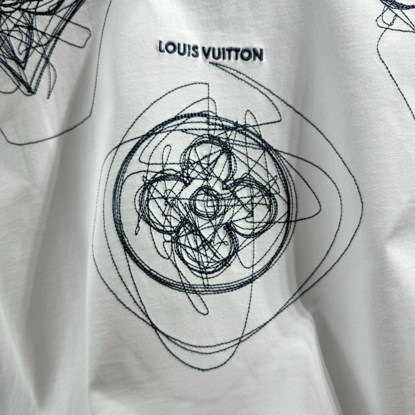 『S-2XL』新作グラフィティライン刺繍入り半袖クルーネックTシャツ