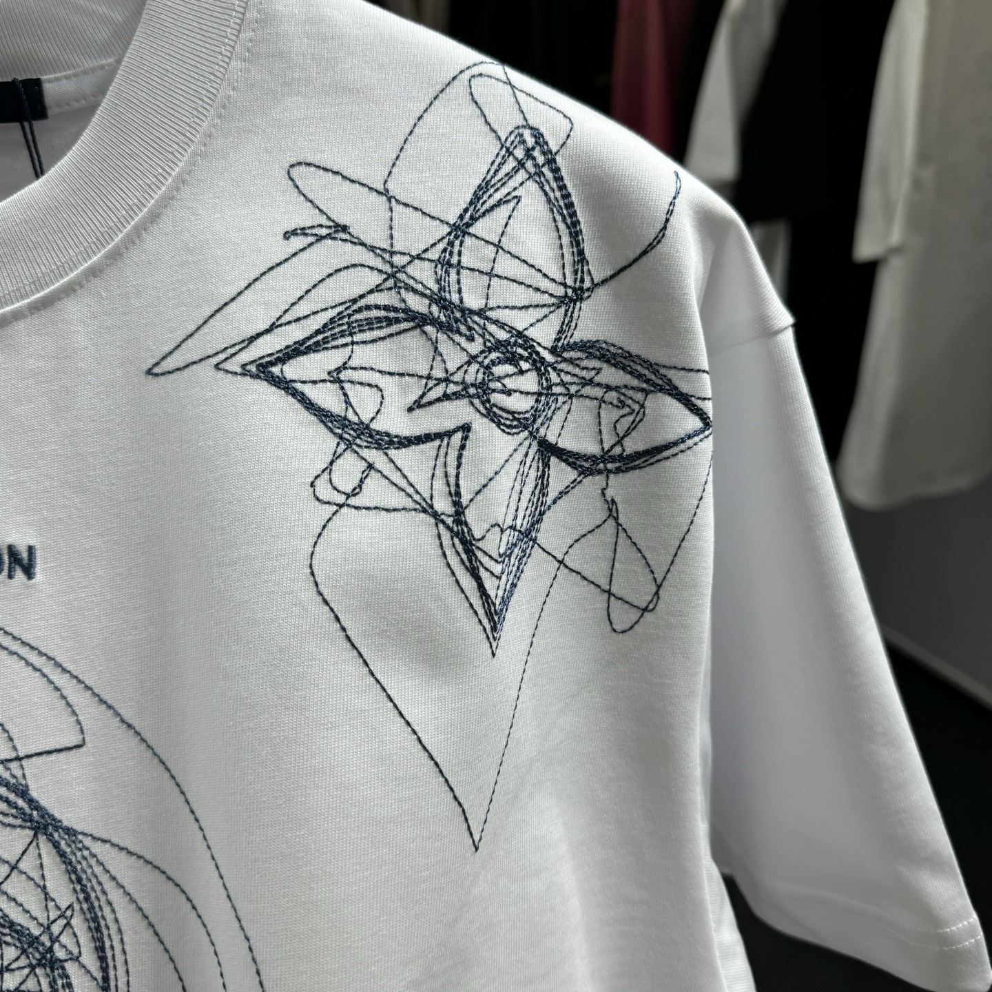 『S-2XL』新作グラフィティライン刺繍入り半袖クルーネックTシャツ