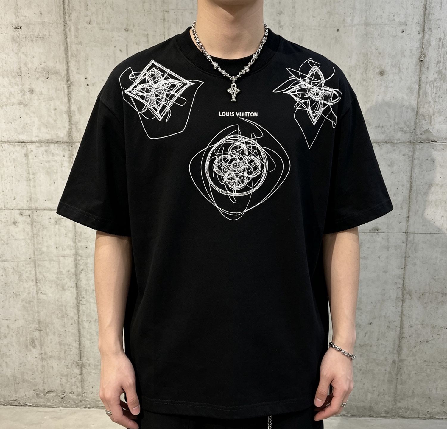 『S-2XL』新作グラフィティライン刺繍入り半袖クルーネックTシャツ