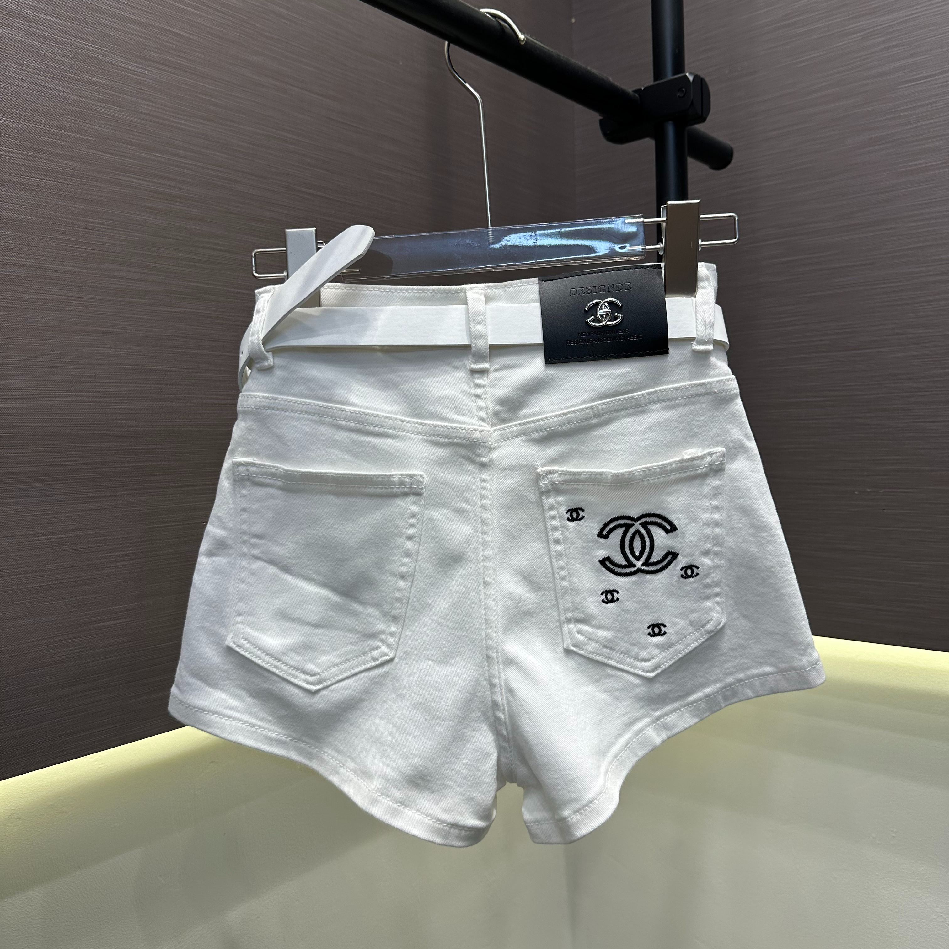 おしゃれな夏物刺繍入りスキニーショーツ（ベルト付き）