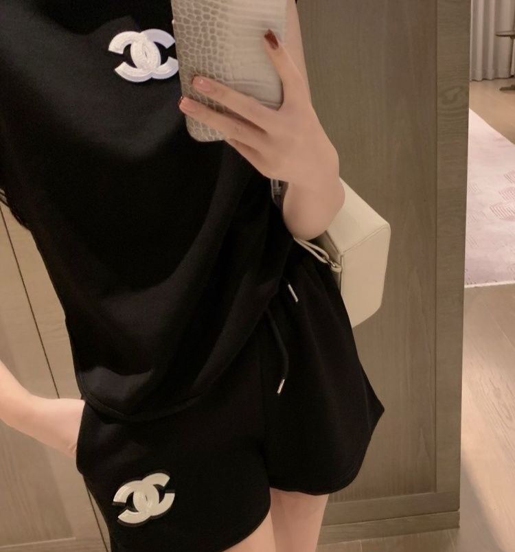 女性に人気の夏用スポーツウェアセット：ノースリーブトップス＋ハイウエストストレートショーツ
