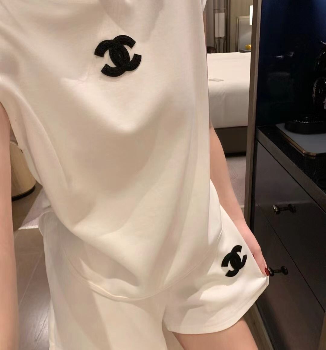 女性に人気の夏用スポーツウェアセット：ノースリーブトップス＋ハイウエストストレートショーツ