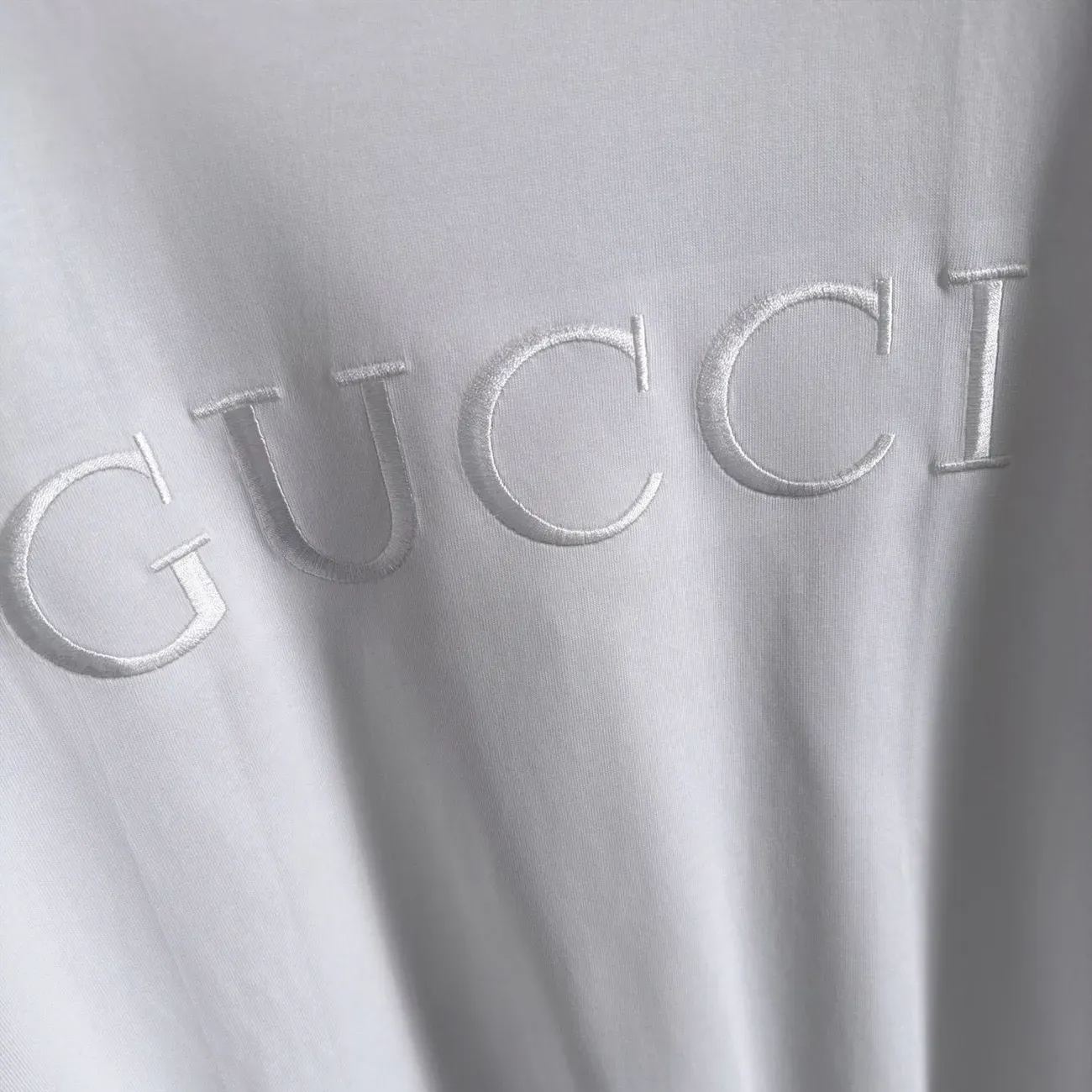 夏の定番、文字刺繍入りのシンプルなゆったり半袖Tシャツユニセックス