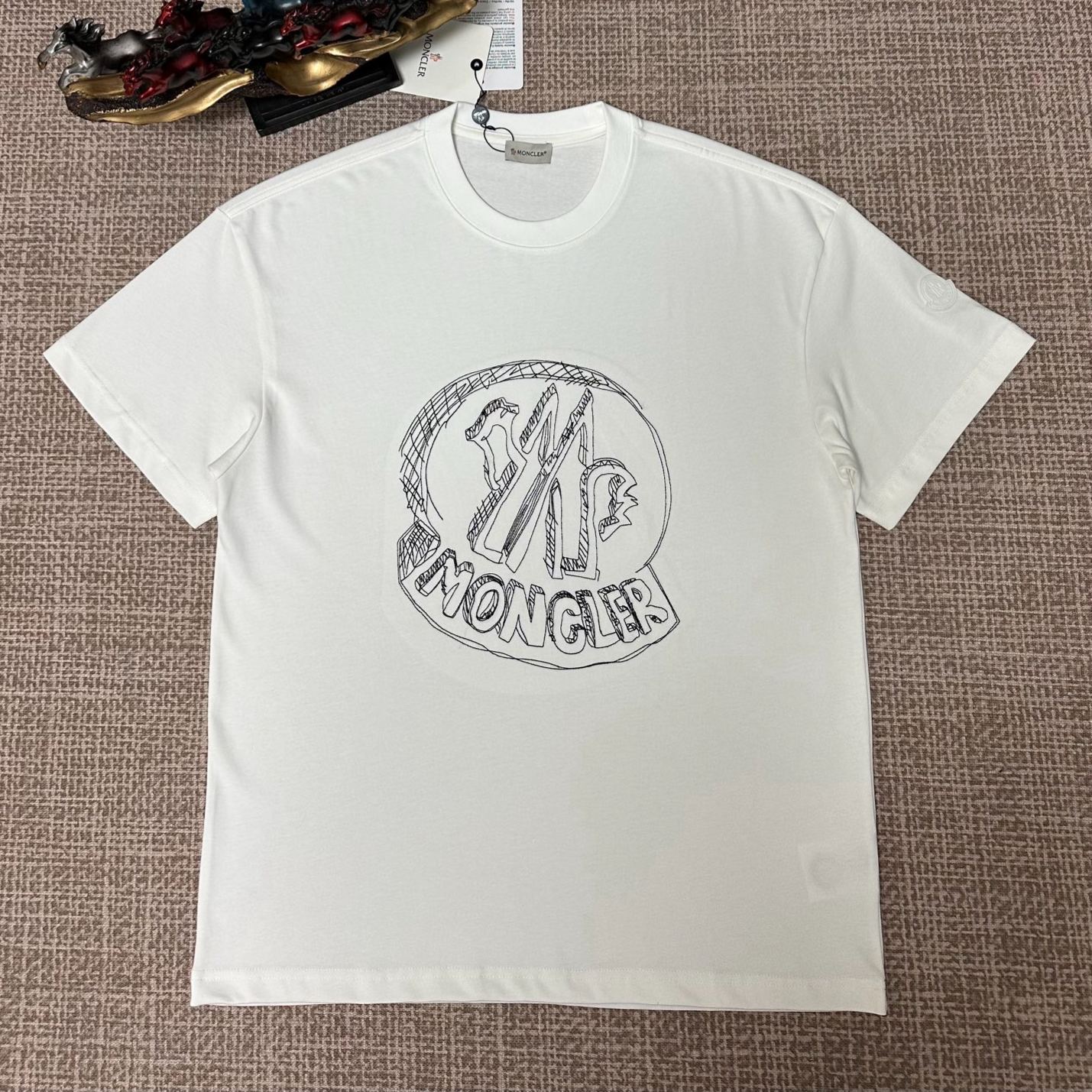 新作プリントクルーネックTシャツ ユニセックスの半袖トップスで、夏にぴったりです