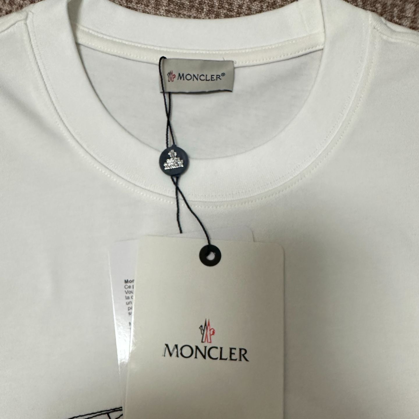 新作プリントクルーネックTシャツ ユニセックスの半袖トップスで、夏にぴったりです