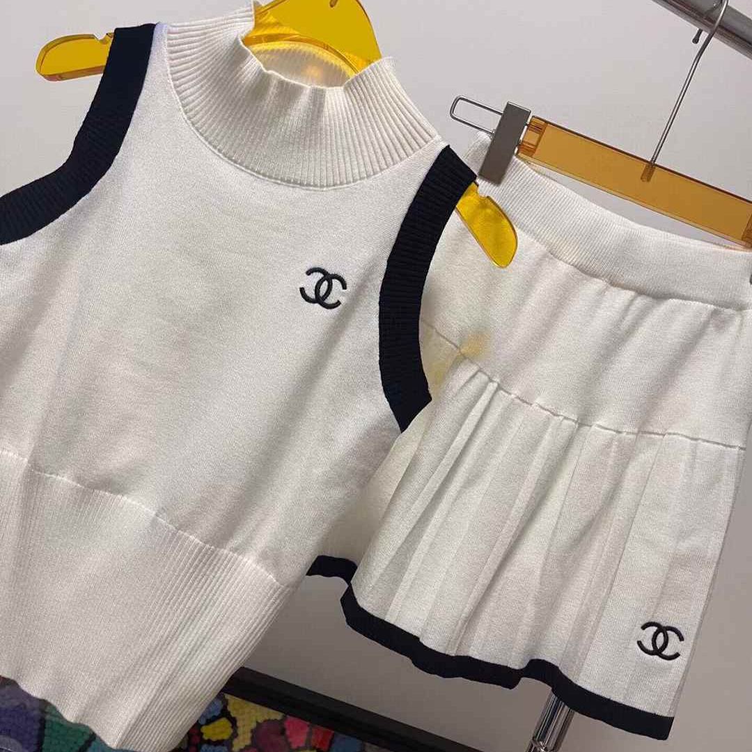 新作のおしゃれなツーピースセット ニットミニスカート、スポーツ刺繍入りレディーススーツ