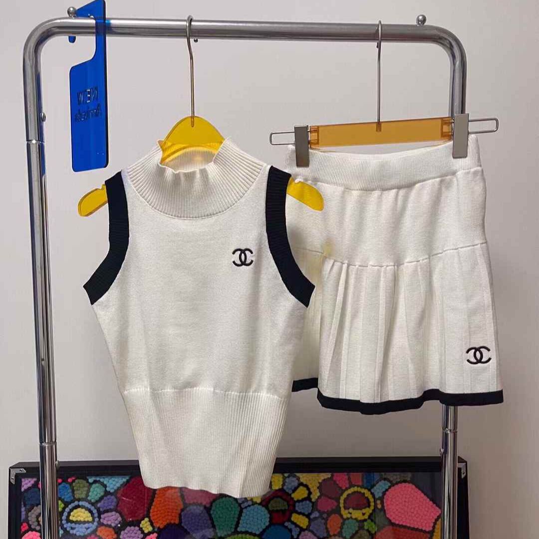新作のおしゃれなツーピースセット ニットミニスカート、スポーツ刺繍入りレディーススーツ