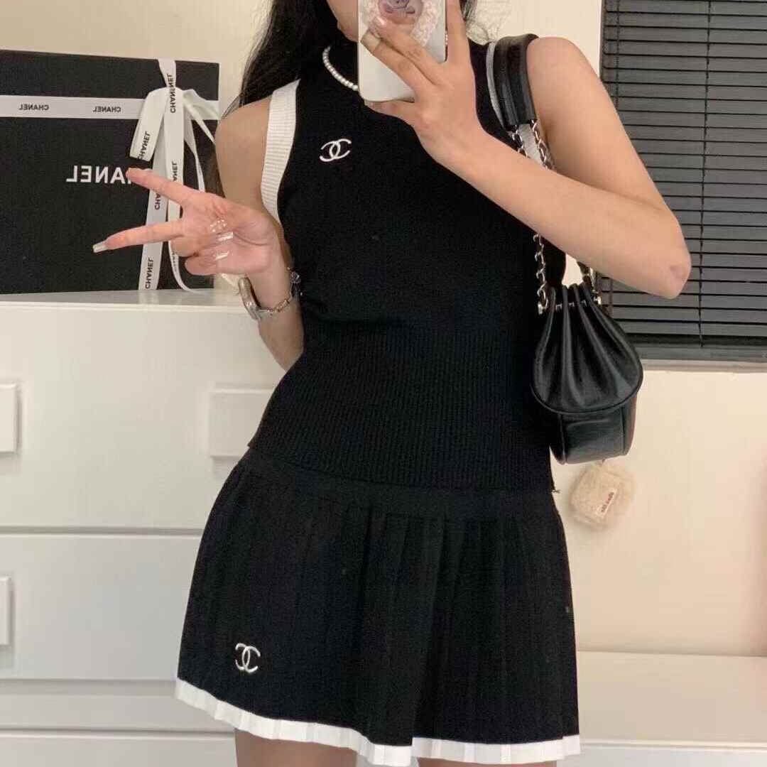 新作のおしゃれなツーピースセット ニットミニスカート、スポーツ刺繍入りレディーススーツ