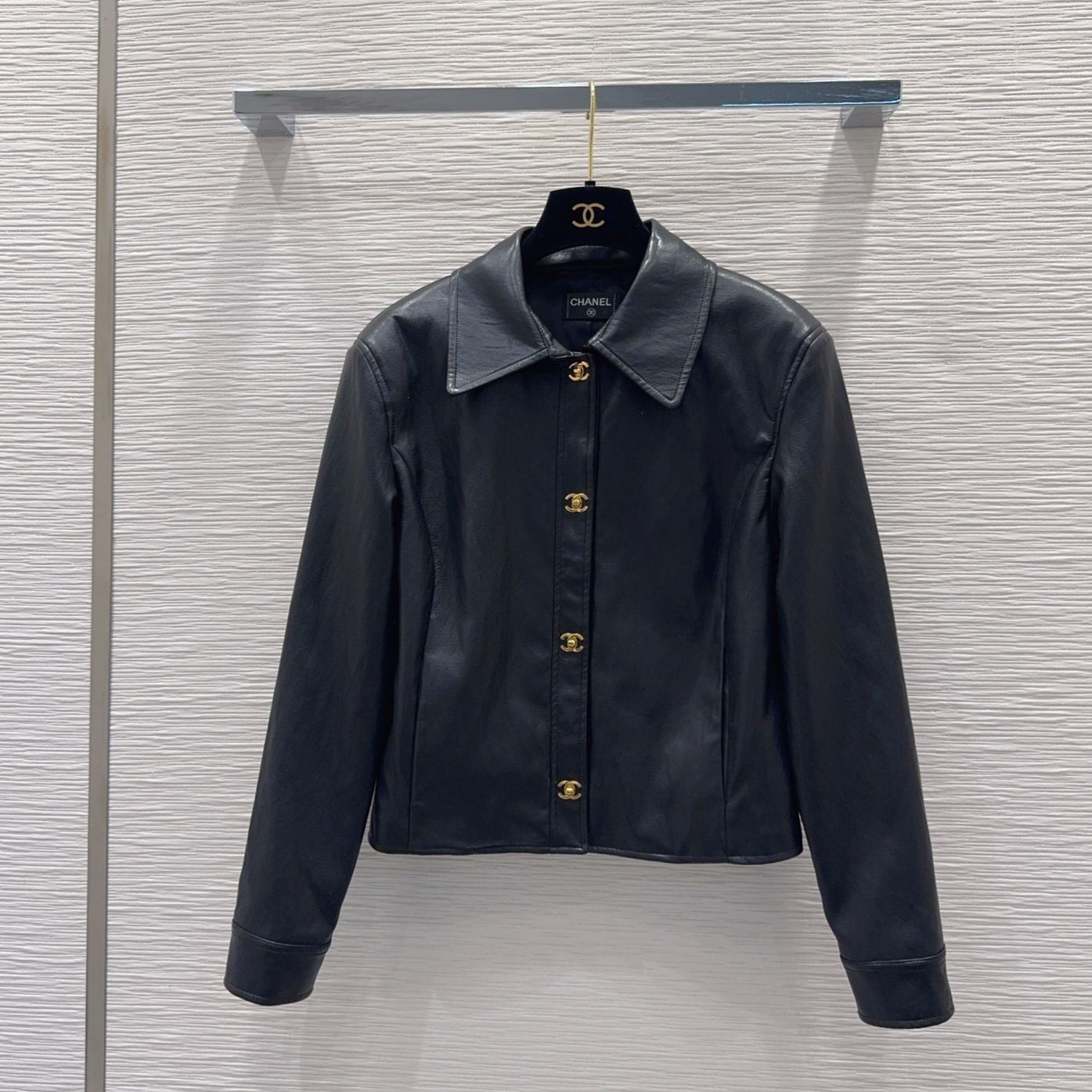 『S-L』ブラック ショート丈 レザージャケット 上質な質感 小さめ襟 メタル ダブルCバックル デザイン