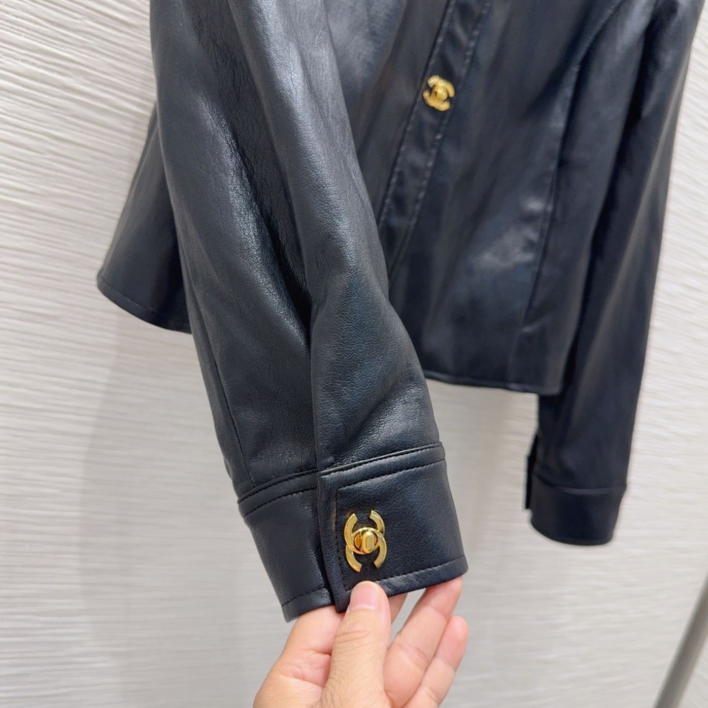 『S-L』ブラック ショート丈 レザージャケット 上質な質感 小さめ襟 メタル ダブルCバックル デザイン
