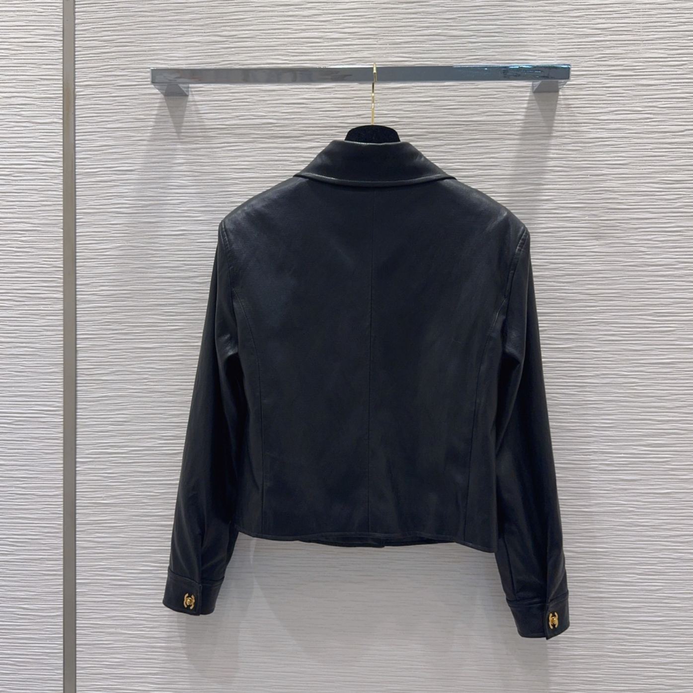 『S-L』ブラック ショート丈 レザージャケット 上質な質感 小さめ襟 メタル ダブルCバックル デザイン