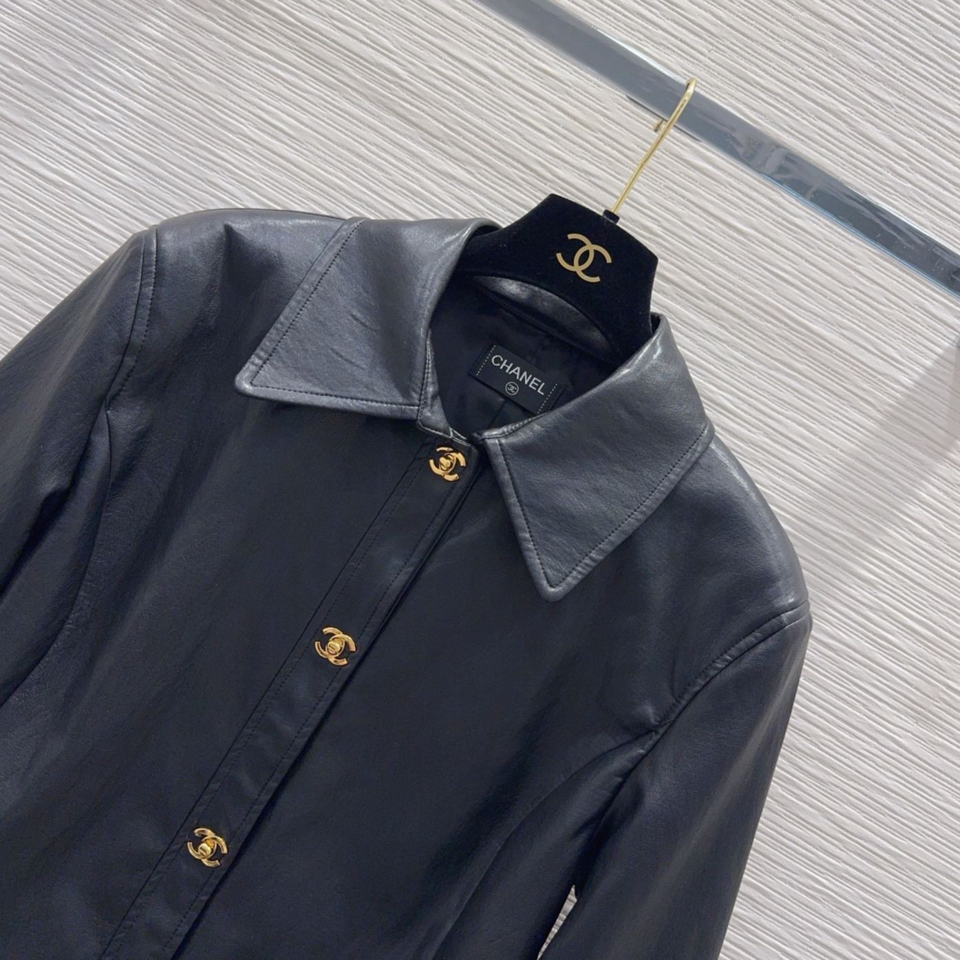 『S-L』ブラック ショート丈 レザージャケット 上質な質感 小さめ襟 メタル ダブルCバックル デザイン