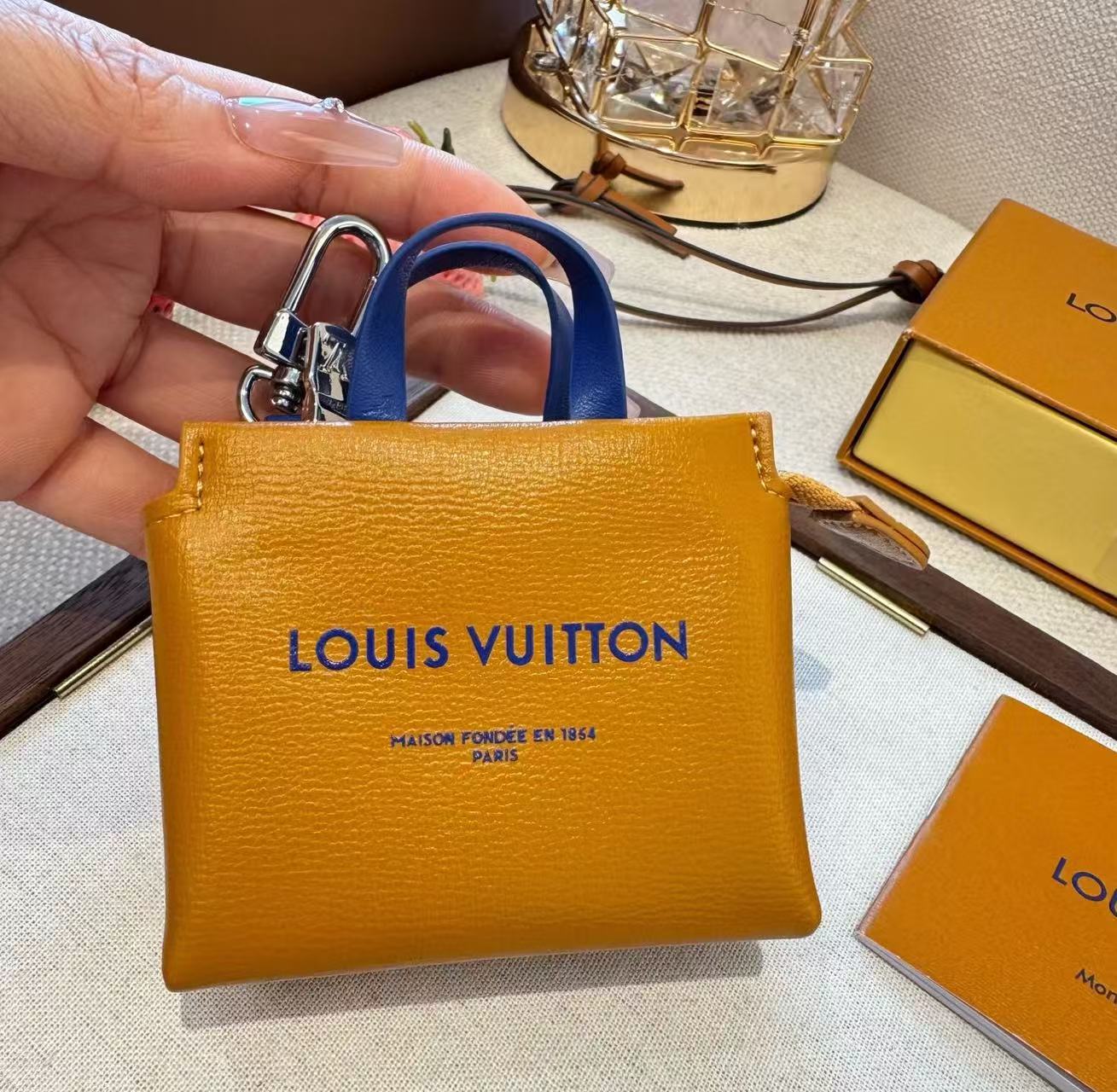 【LV旗艦店】Louis Vuitton（ルイ・ヴィトン）ミニバッグ イエロー×ブルー ハンドバッグ バッグチャーム キーホルダー付き