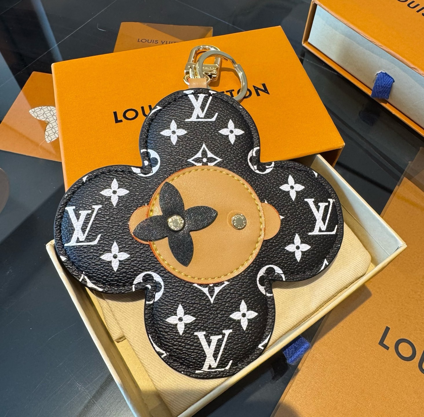 【LV旗艦店】ルイヴィトン LV バッグチャーム 鞄アクセサリー 上品 レディース おしゃれ カバン飾り