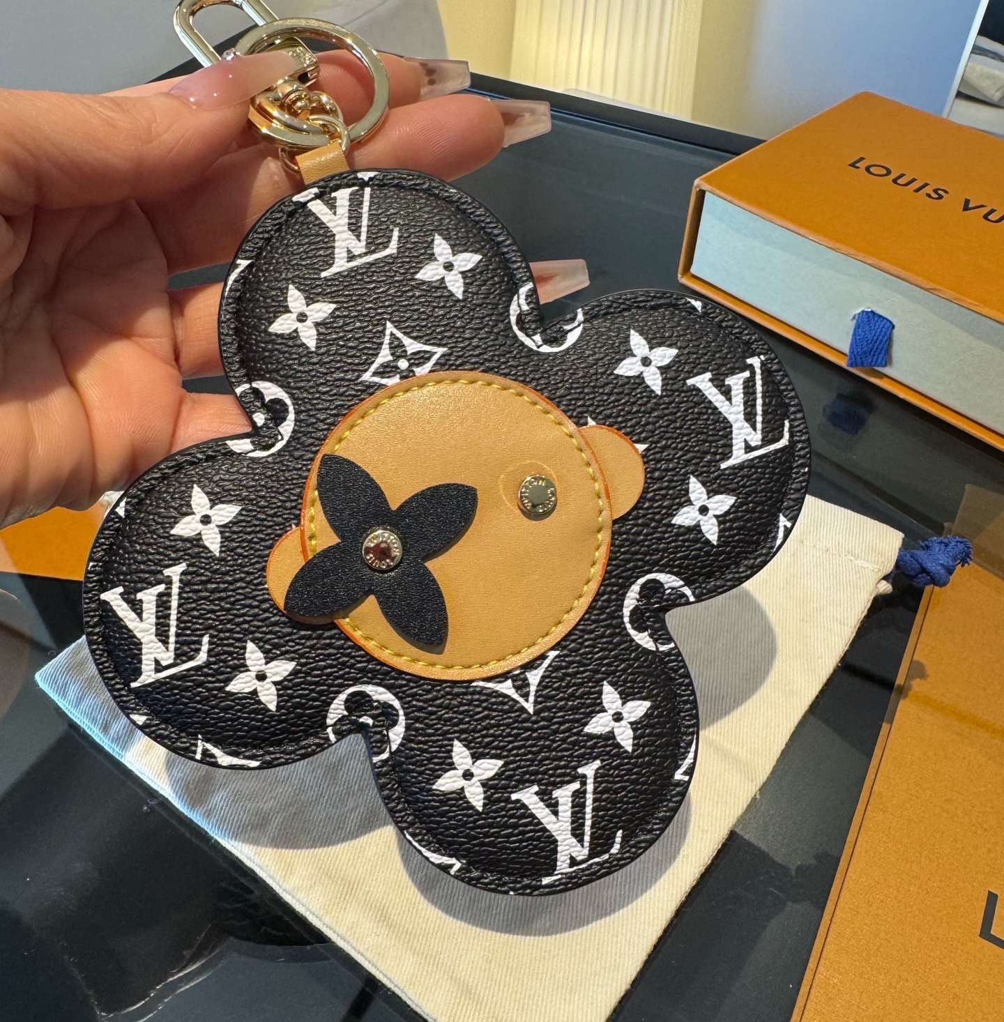 【LV旗艦店】ルイヴィトン LV バッグチャーム 鞄アクセサリー 上品 レディース おしゃれ カバン飾り