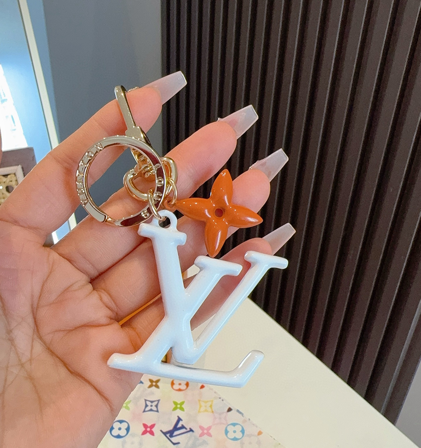 【LV旗艦店】LV ホワイト LV イニシャル＋オレンジフラワー キーホルダー・バッグチャーム
