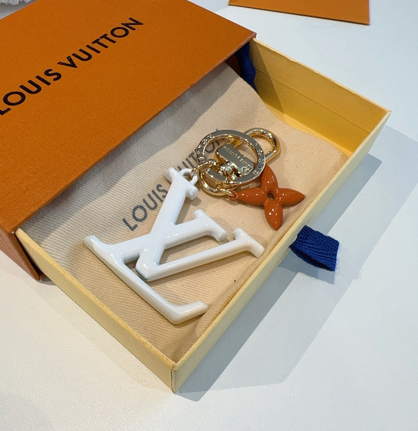 【LV旗艦店】LV ホワイト LV イニシャル＋オレンジフラワー キーホルダー・バッグチャーム