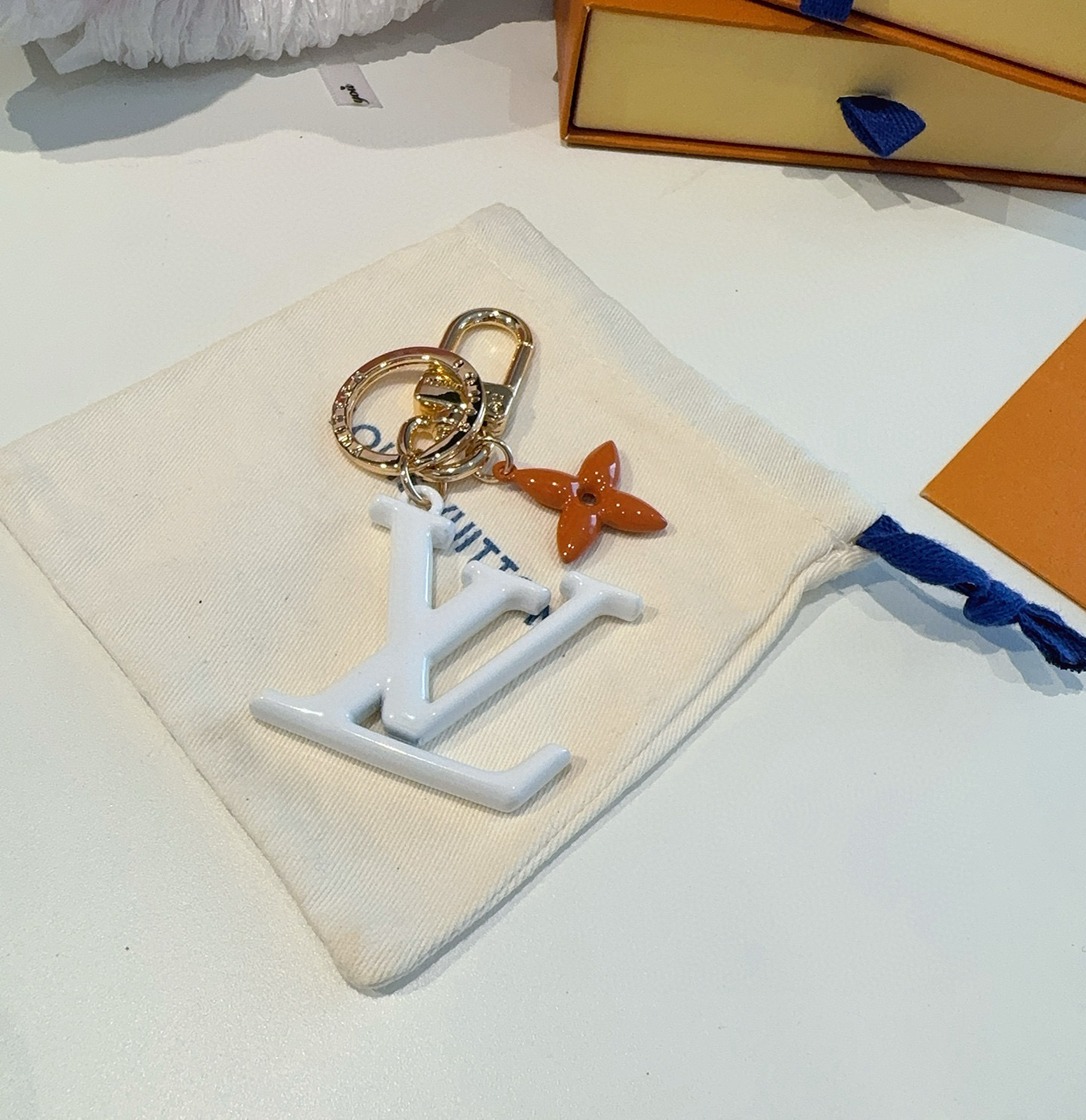 【LV旗艦店】LV ホワイト LV イニシャル＋オレンジフラワー キーホルダー・バッグチャーム