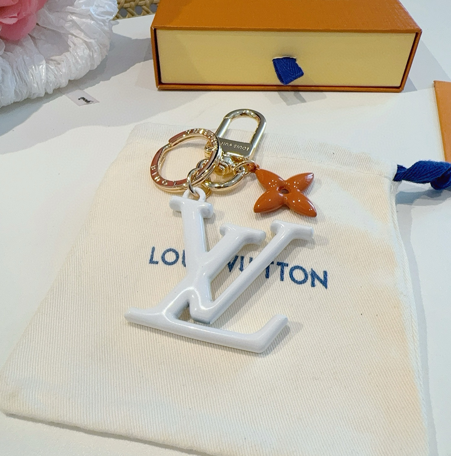 【LV旗艦店】LV ホワイト LV イニシャル＋オレンジフラワー キーホルダー・バッグチャーム