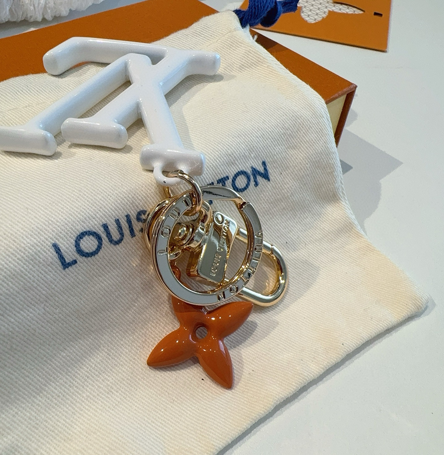 【LV旗艦店】LV ホワイト LV イニシャル＋オレンジフラワー キーホルダー・バッグチャーム