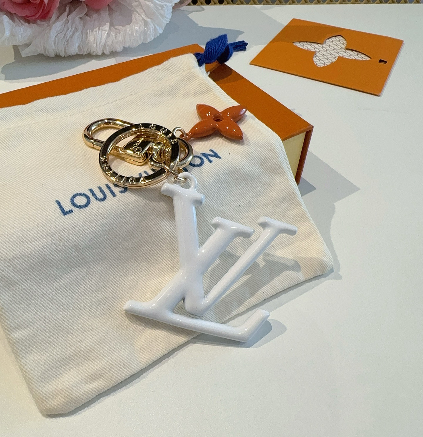 【LV旗艦店】LV ホワイト LV イニシャル＋オレンジフラワー キーホルダー・バッグチャーム