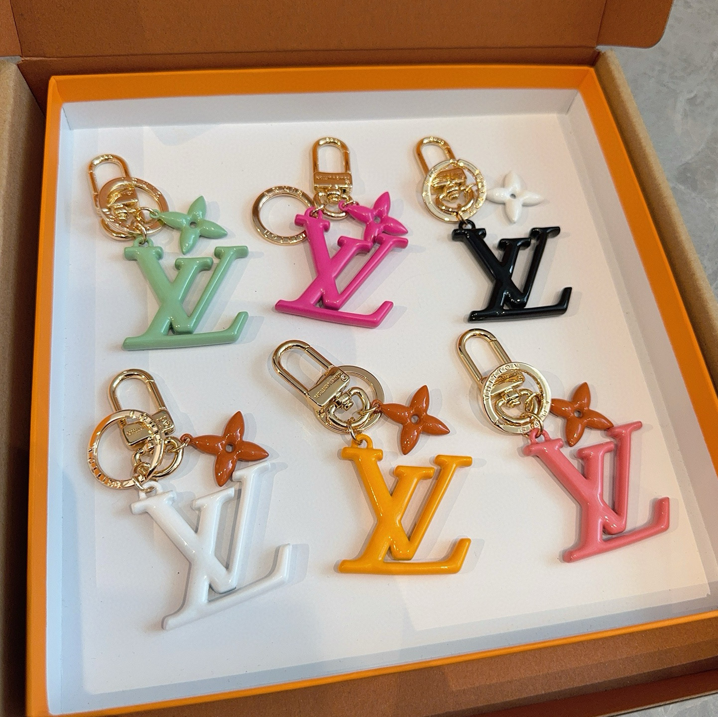 【LV旗艦店】LV ホワイト LV イニシャル＋オレンジフラワー キーホルダー・バッグチャーム