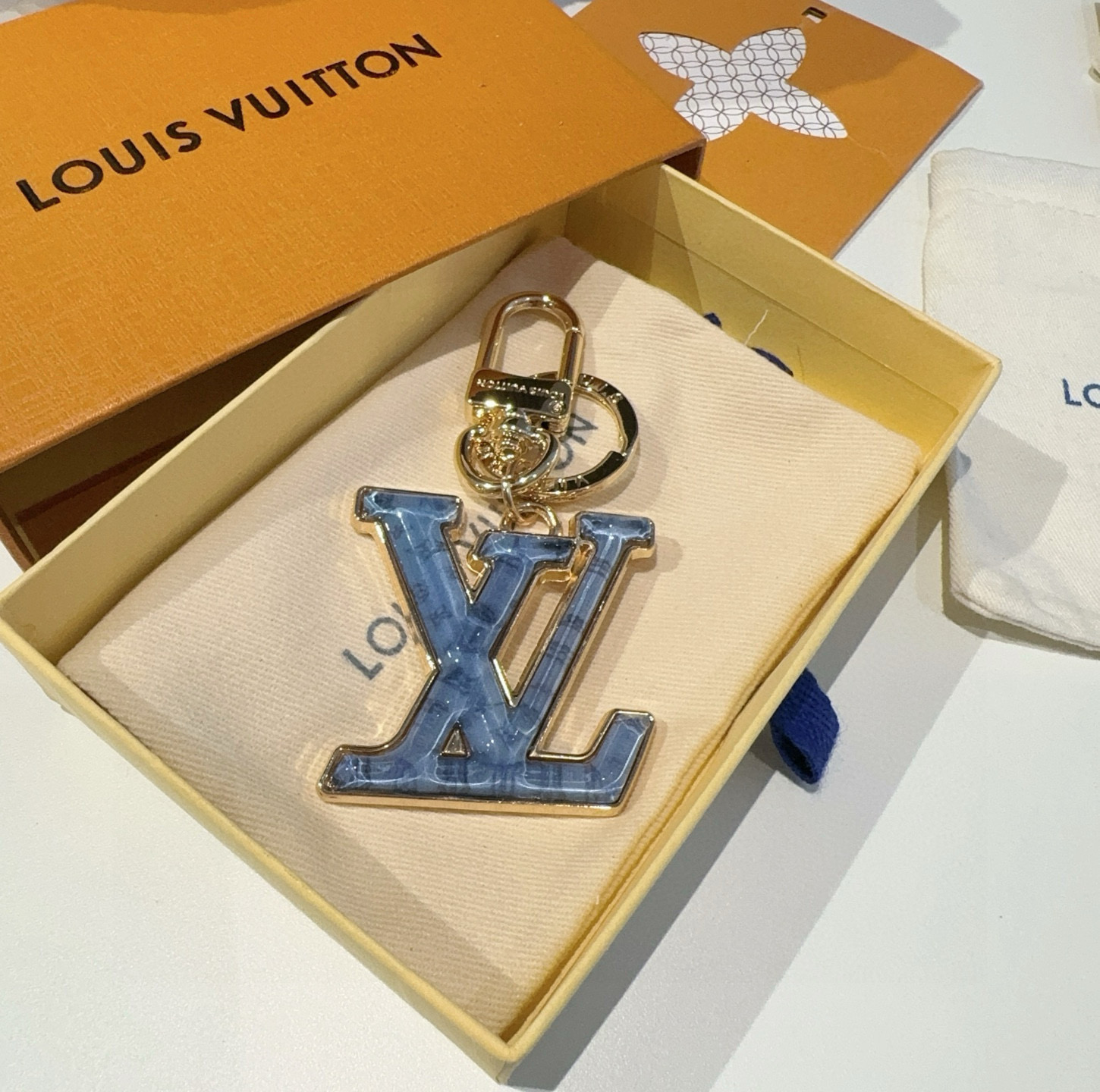 【LV旗艦店】ルイ・ヴィトン LV‑Initials ブルーマーブル柄 キーホルダー・バッグチャーム