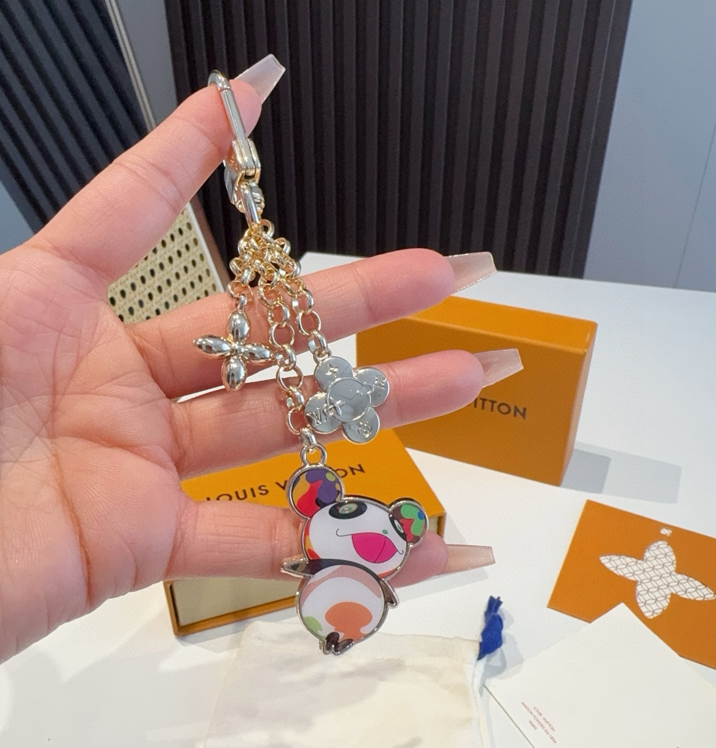 【LV旗艦店】ルイ・ヴィトン × 村上隆 スーパーフラット・パンダ バッグチャーム＆キーホルダーM02467
