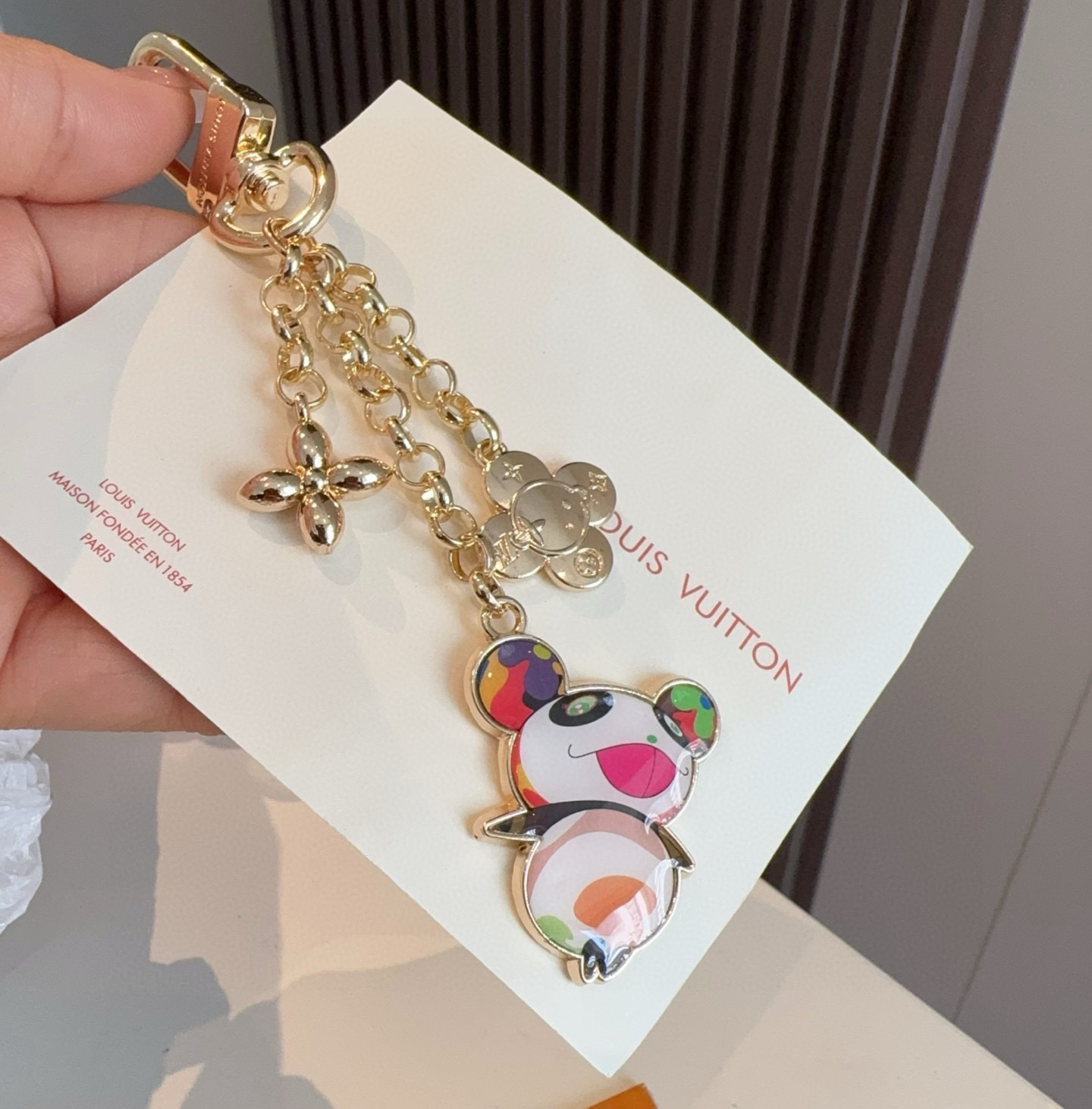 【LV旗艦店】ルイ・ヴィトン × 村上隆 スーパーフラット・パンダ バッグチャーム＆キーホルダーM02467