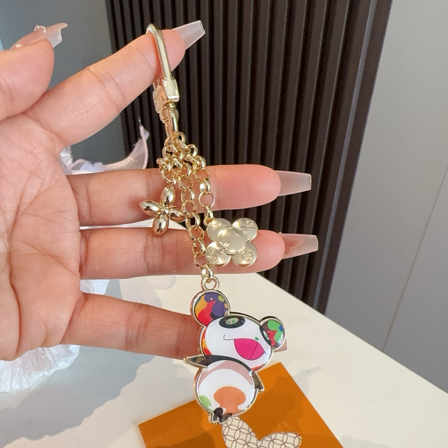 【LV旗艦店】ルイ・ヴィトン × 村上隆 スーパーフラット・パンダ バッグチャーム＆キーホルダーM02467