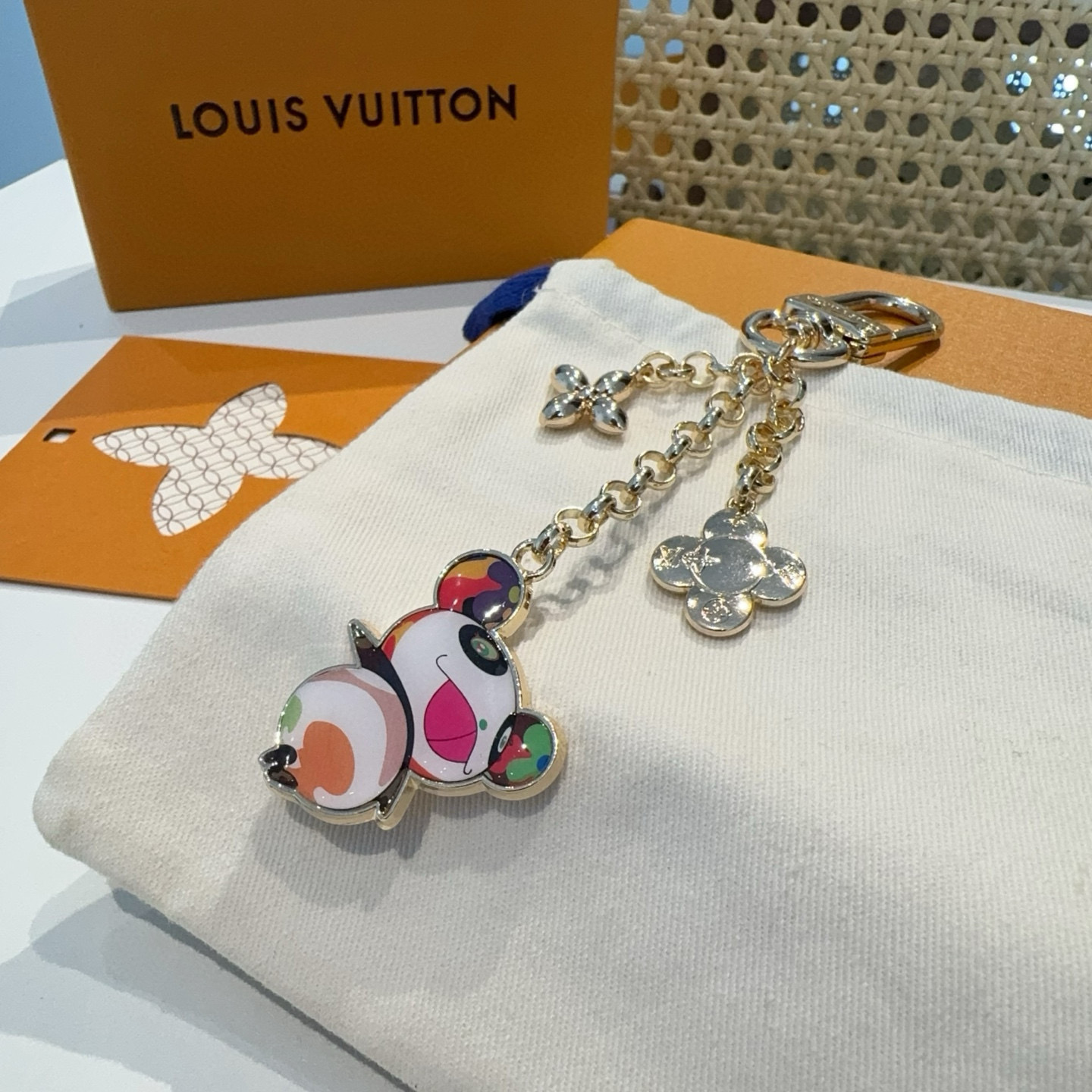 【LV旗艦店】ルイ・ヴィトン × 村上隆 スーパーフラット・パンダ バッグチャーム＆キーホルダーM02467
