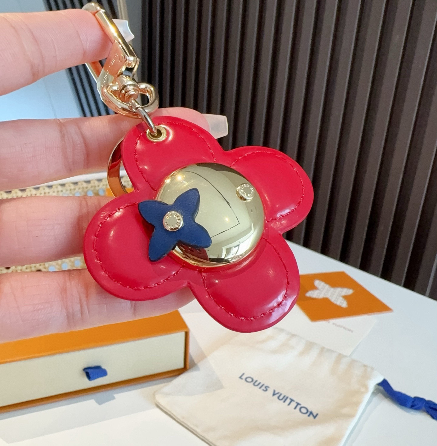 【LV旗艦店】ルイ・ヴィトン ヴィヴィエンヌ レッドフラワー バッグチャーム・キーホルダー M67359