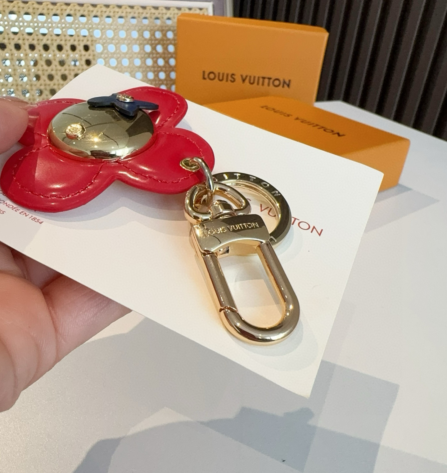 【LV旗艦店】ルイ・ヴィトン ヴィヴィエンヌ レッドフラワー バッグチャーム・キーホルダー M67359