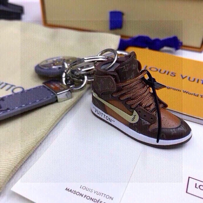 【LV旗艦店】ルイヴィトン LV スニーカーモチーフ レザーストラップバッグチャーム