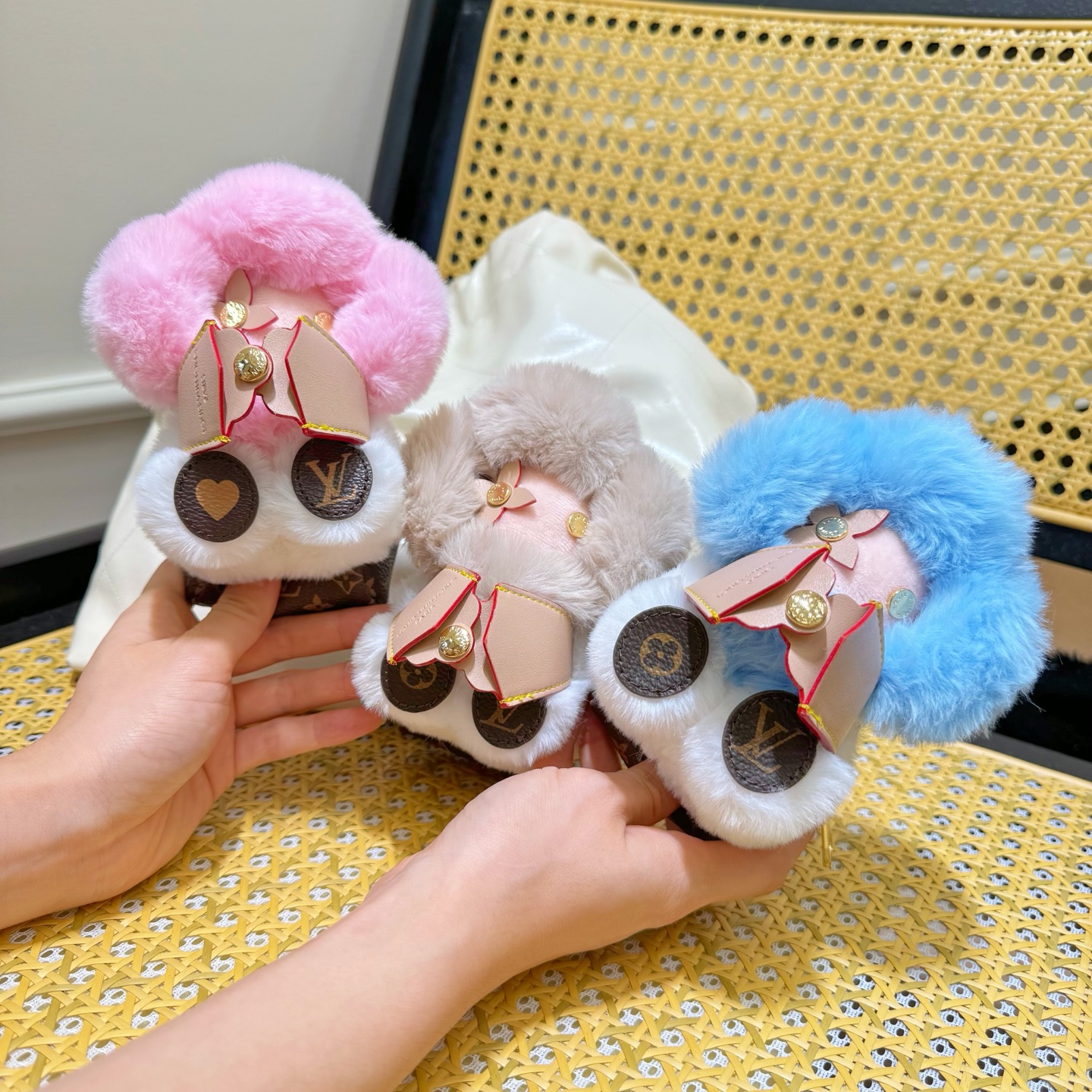 【LV旗艦店】ルイ・ヴィトン ヴィヴィアン ハグ バッグチャーム イヤホンバッグ キーホルダーM03468