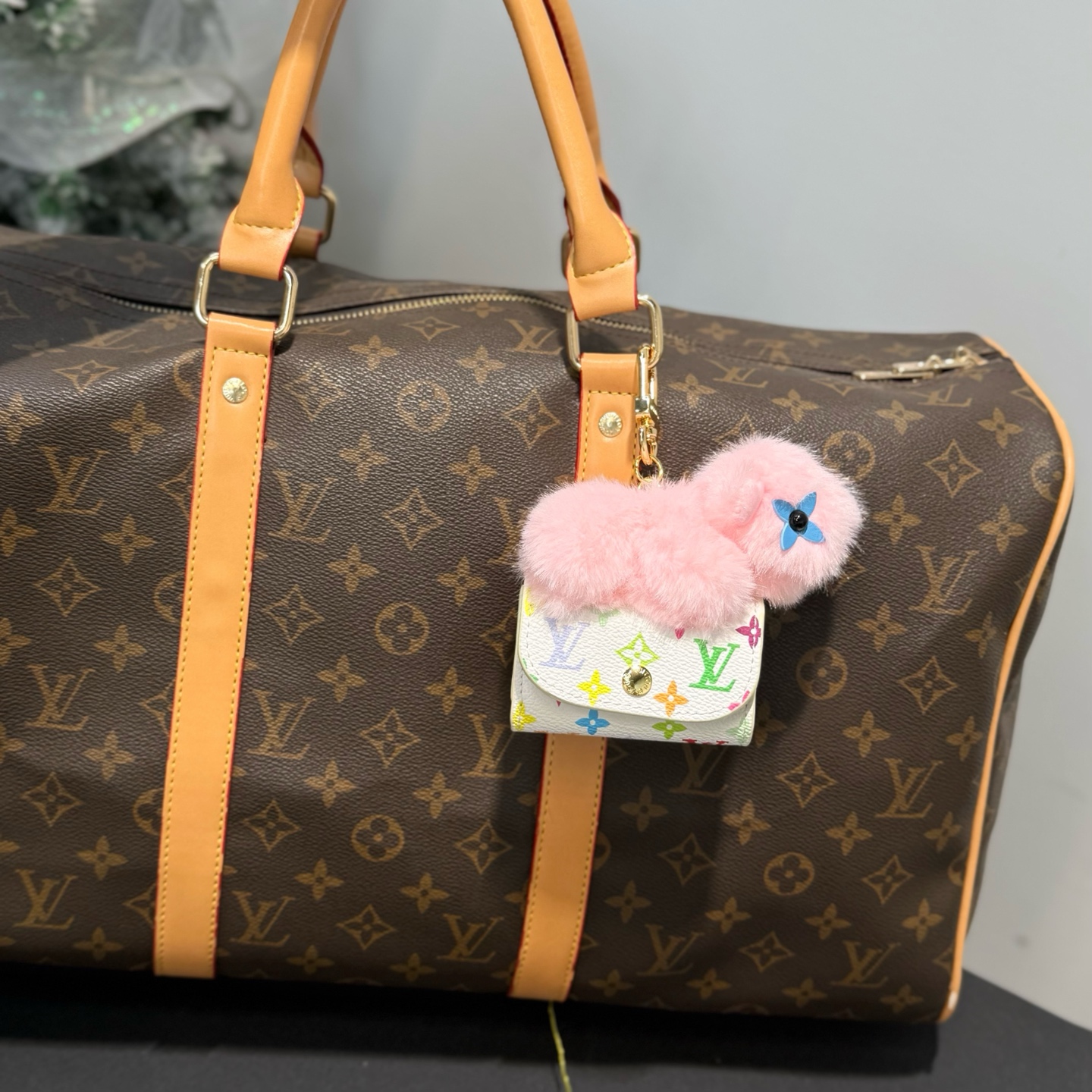 【LV旗艦店】ルイ・ヴィトン LV カピバラ ドール イヤホンバッグチャーム 2色展開、M02956