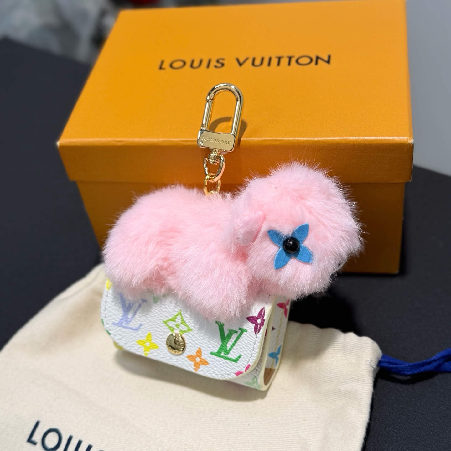 【LV旗艦店】ルイ・ヴィトン LV カピバラ ドール イヤホンバッグチャーム 2色展開、M02956