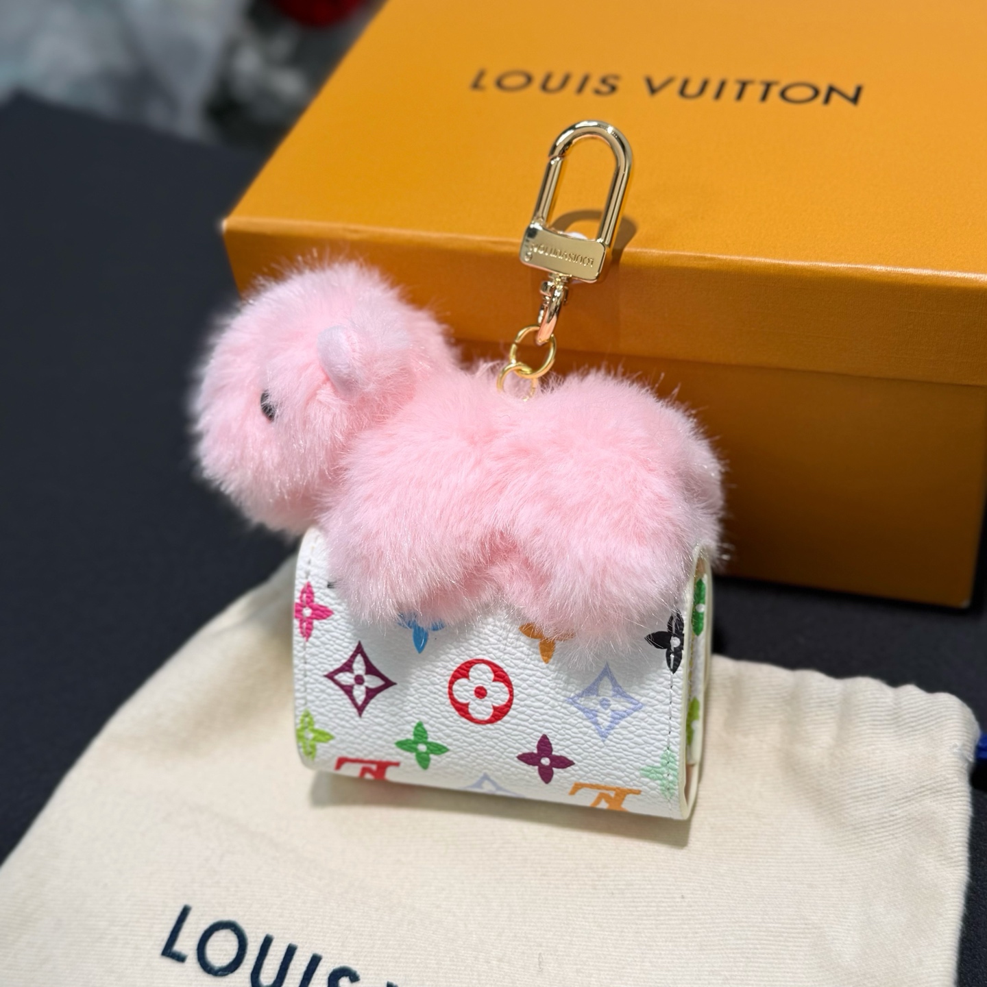 【LV旗艦店】ルイ・ヴィトン LV カピバラ ドール イヤホンバッグチャーム 2色展開、M02956